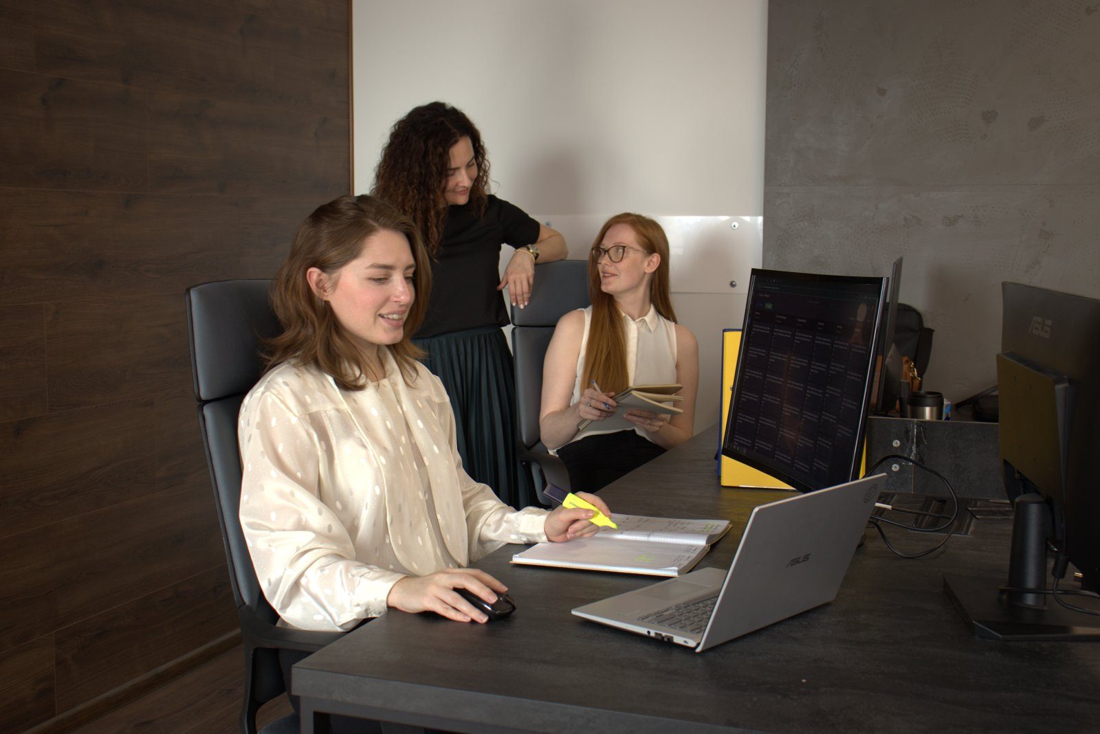 Team bei der Arbeit im Büro