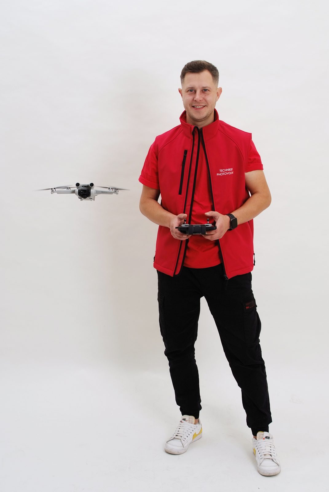 Drohnenpilot mit Flugdrohne
