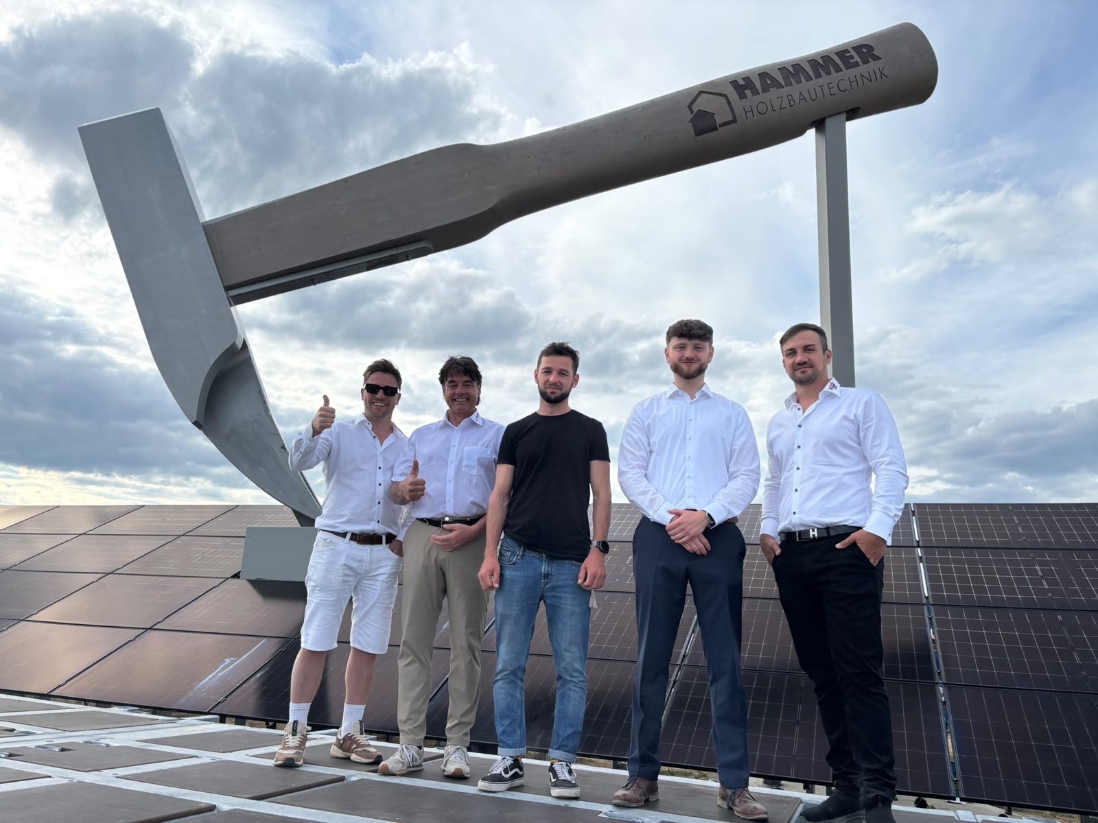 Team mit dem Kunden vor dem fertigen Weltrekord-Hammer