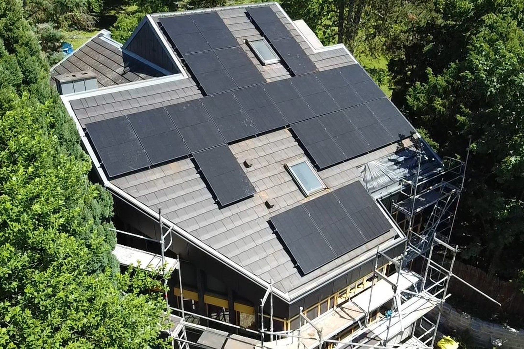 Fertiggestellte Photovoltaikanlage auf dem Satteldach eines Einfamilienhauses
