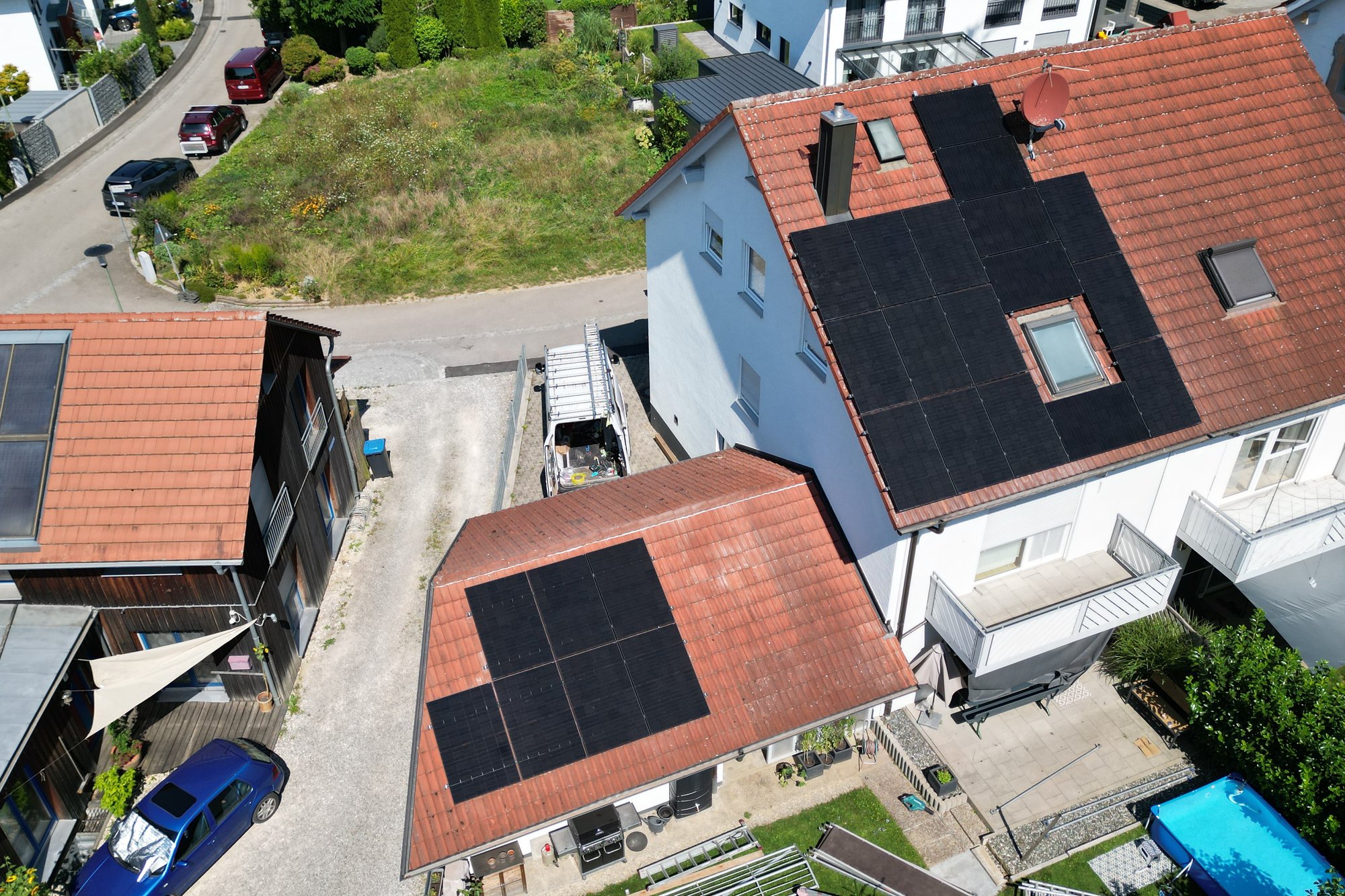 Wohnhaus mit fertiger Photovoltaikanlage, Modulfeld über die volle Dachbreite