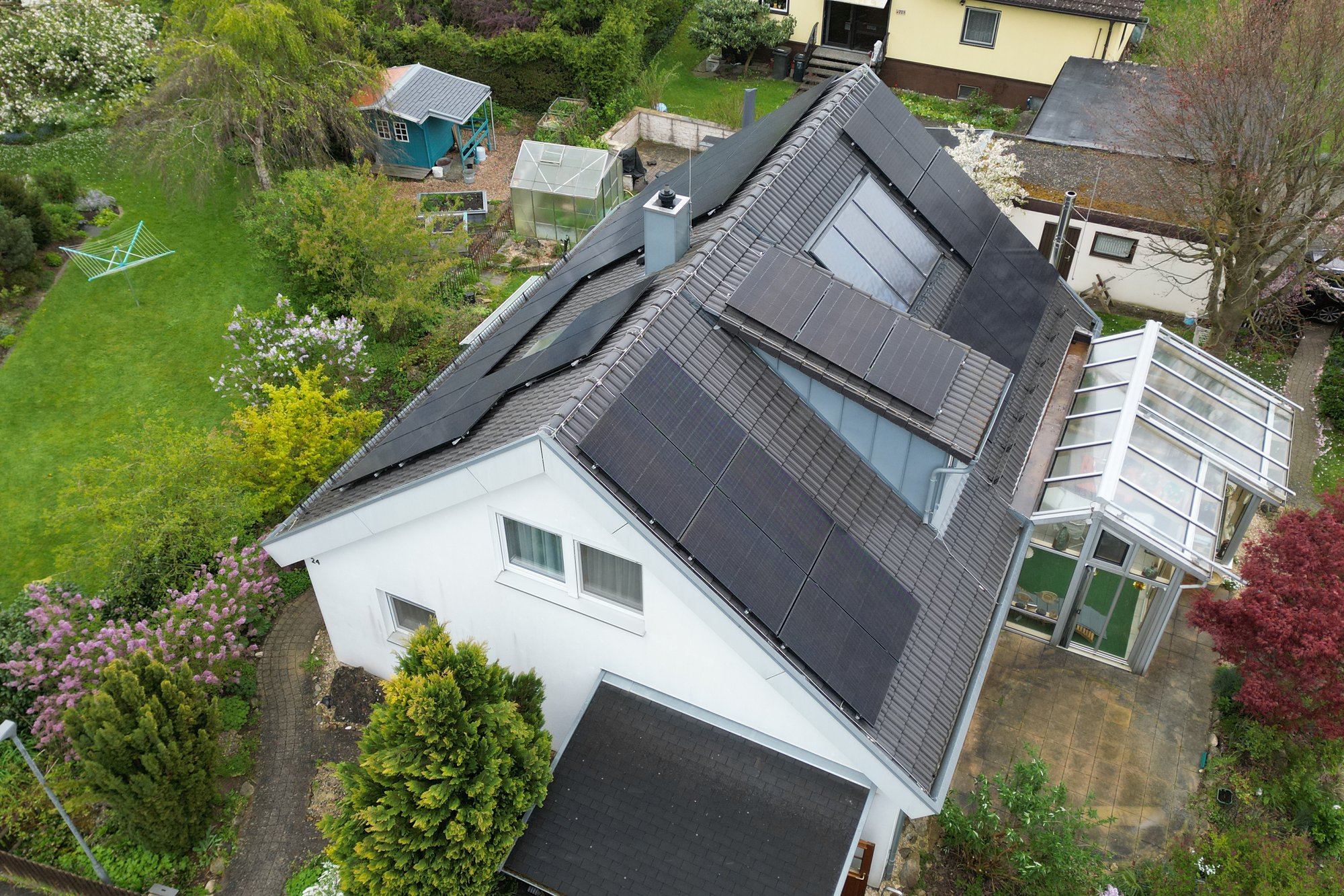 Wohnhaus mit fertiggestellter Photovoltaikanlage, Ansicht von der Straße