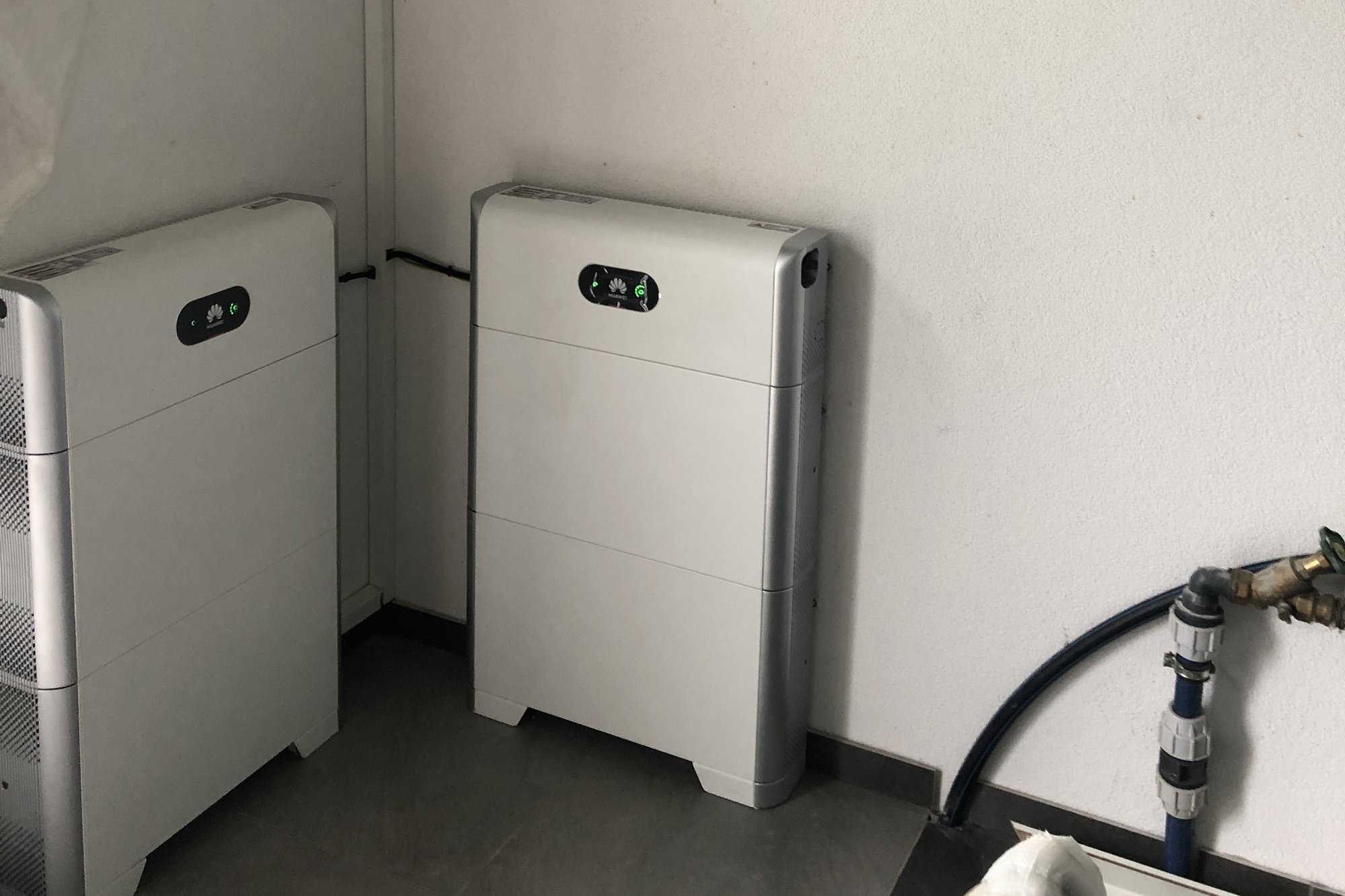 Batteriespeicher in Turmbauweise an der Wand, Kapazität in Blöcken erweiterbar