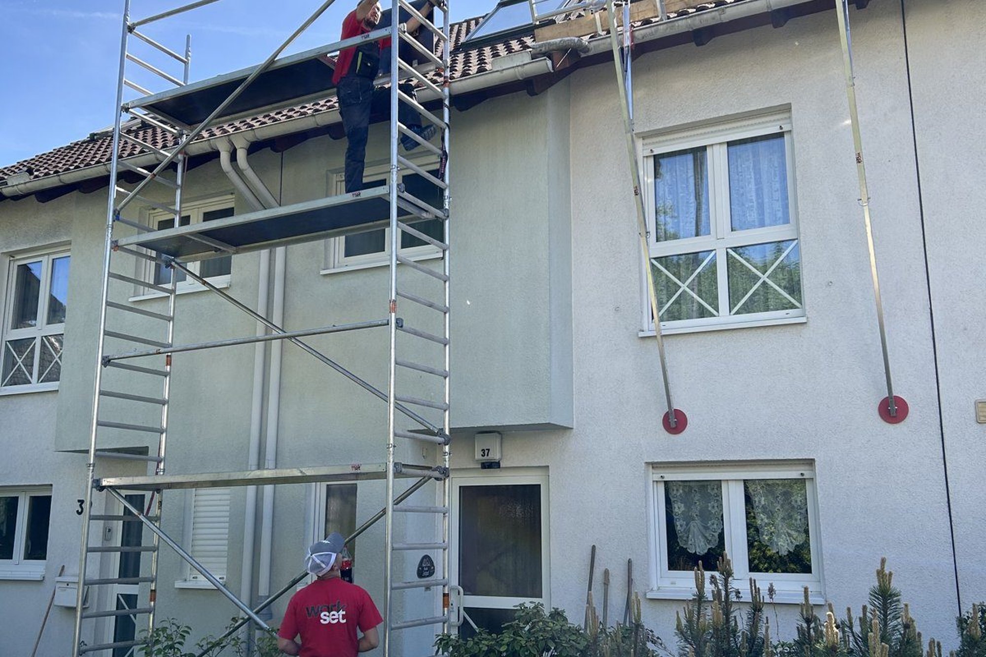 Gerüst am Wohnhaus während der Montage der Photovoltaikanlage