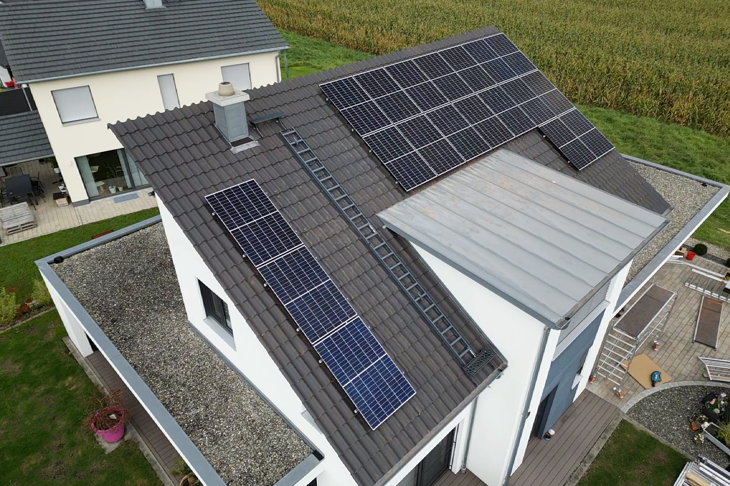 Fertige Photovoltaikanlage mit Glas-Glas-Modulen auf einem Einfamilienhaus