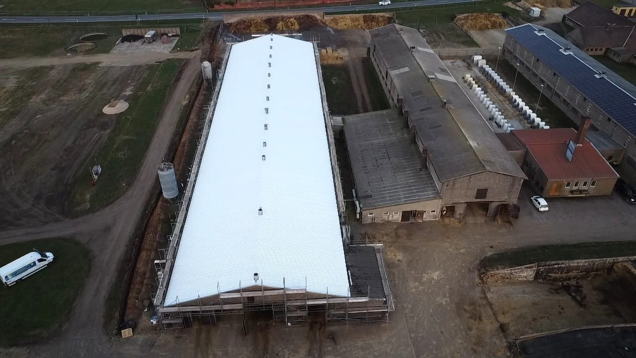 Frisch eingedecktes Trapezblechdach einer Agrarhalle