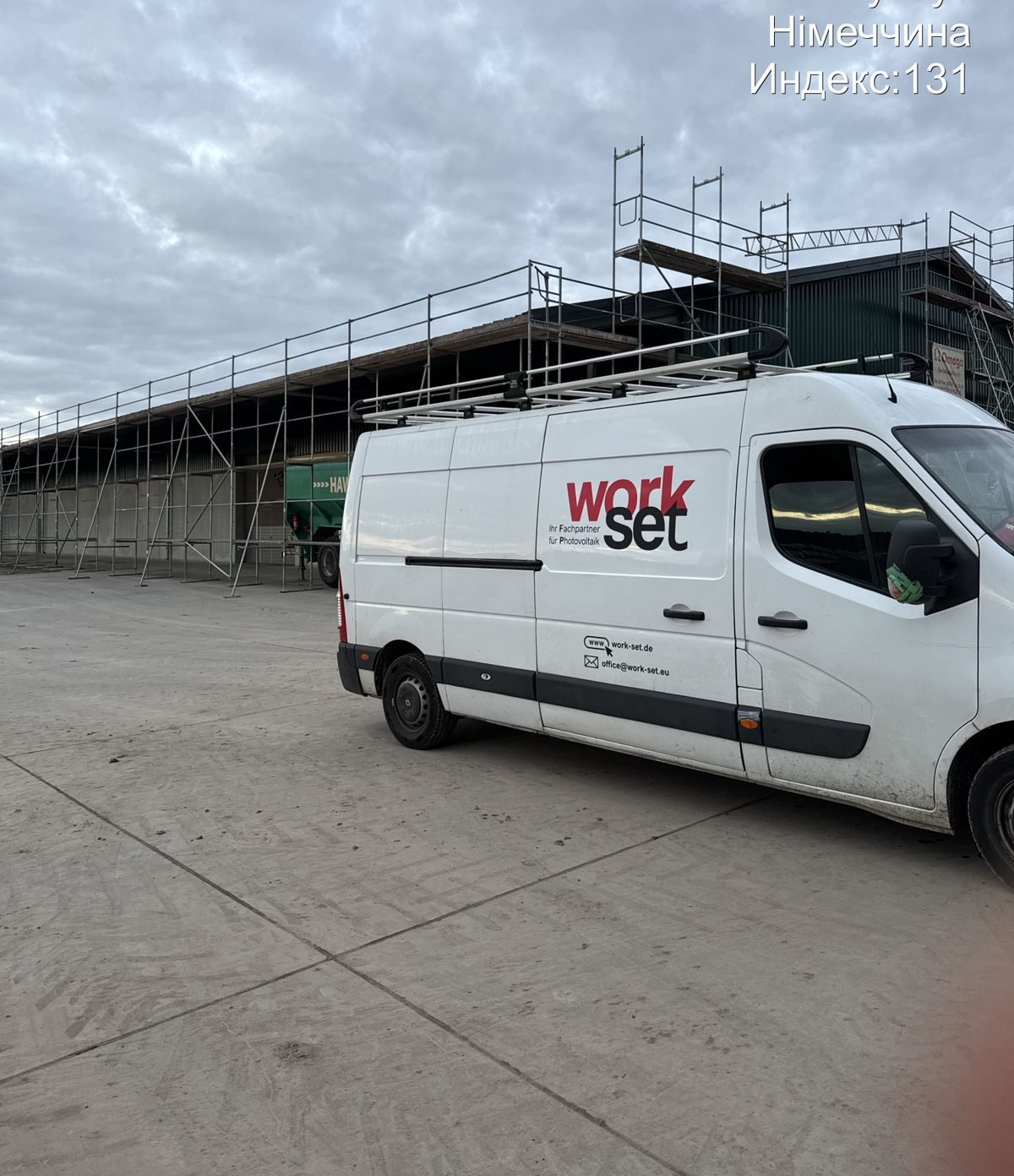 WorkSET-Fahrzeug vor eingerüsteter Halle