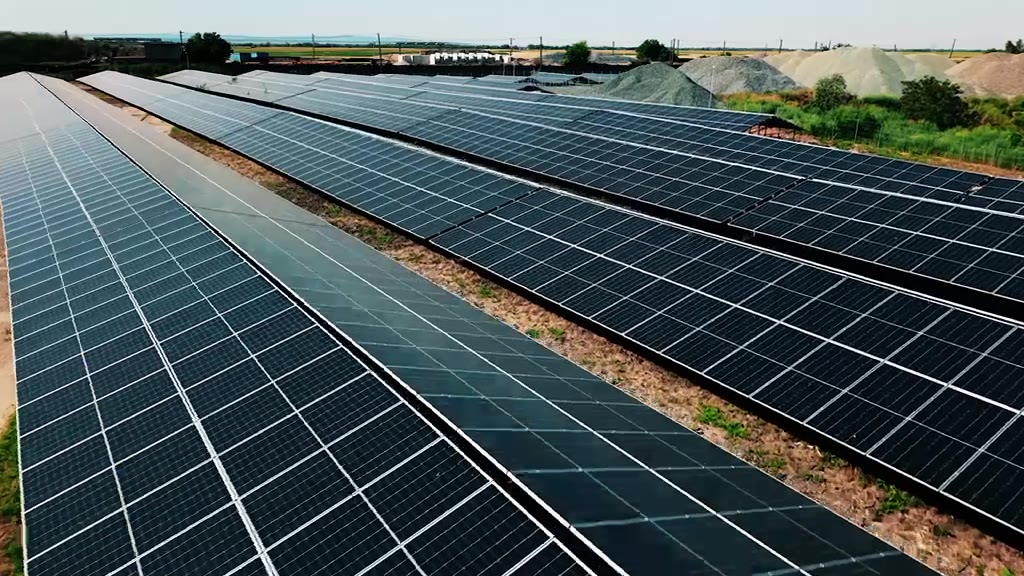 Photovoltaik-Feld, das einen Batteriespeicher mit Solarstrom lädt